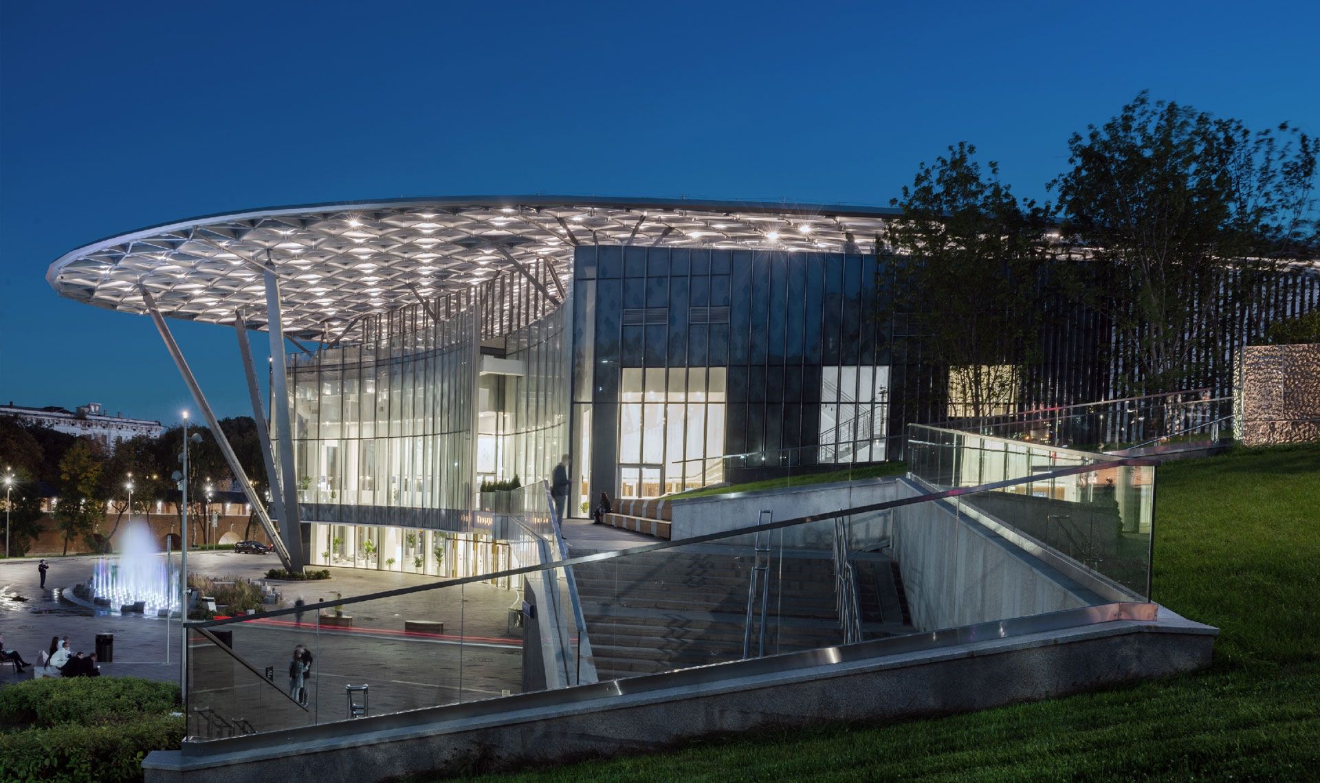 Московский концертный зал «Зарядье», построенный на территории парка «Зарядье» у стен Кремля, – самый громкий и ожидаемый культурный проект последнего времени.