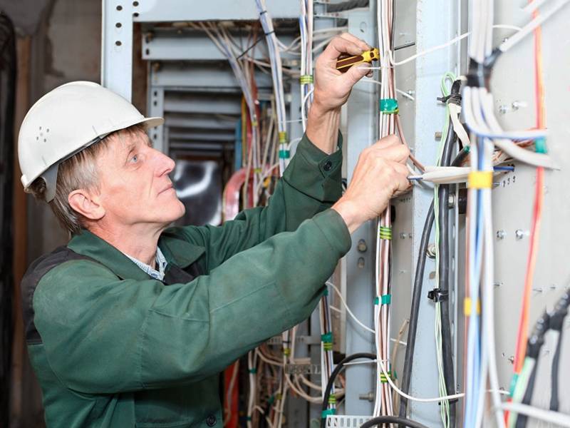 spetsialist-po-elektrike-vypolnyaet-raboty-s-kabelem.jpg spetsialist-po-elektrike-vypolnyaet-raboty-s-kabelem.jpg